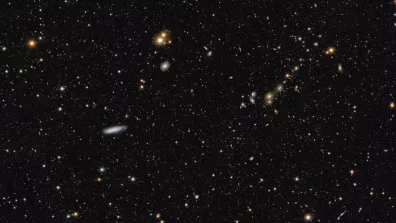 Au milieu à gauche, la galaxie spirale NGC 2188 est visible de face à une distance de 25 millions d'années-lumière. Dans le coin supérieur droit, l'amas de galaxies Abell 3381 est maintenant clairement visible, à 678 millions d'années-lumière de nous. Au milieu à gauche, la galaxie spirale NGC 2188 est visible de face à une distance de 25 millions d'années-lumière. Dans le coin supérieur droit, l'amas de galaxies Abell 3381 est maintenant clairement visible, à 678 millions d'années-lumière de nous.