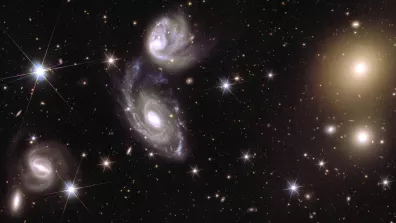 À gauche de l'image, Euclid a capturé deux galaxies (appelées ESO 364-G035 et G036) qui interagissent l'une avec l'autre. A droite de l'image, l'amas de galaxies Abell 3381. À gauche de l'image, Euclid a capturé deux galaxies (appelées ESO 364-G035 et G036) qui interagissent l'une avec l'autre. A droite de l'image, l'amas de galaxies Abell 3381.