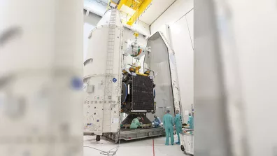 Le satellite gouvernemental Athena-Fidus complète la flotte des satellites militaires nationaux français et italiens pour répondre aux besoins de la Défense et de la Sécurité civile. Ici, il est intégré dans la coiffe de la fusée Ariane 5 ECA juste avant son lancement au Centre spatial guyanais Le satellite gouvernemental Athena-Fidus complète la flotte des satellites militaires nationaux français et italiens pour répondre aux besoins de la Défense et de la Sécurité civile. Ici, il est intégré dans la coiffe de la fusée Ariane 5 ECA juste avant son lancement au Centre spatial guyanais