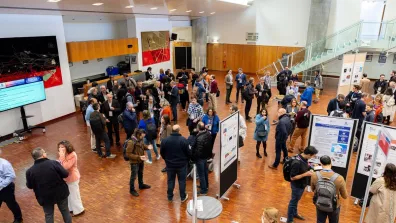Personnes échangeant dans un hall lors des Recontres Techniques et Numériques du CNES. Personnes échangeant dans un hall lors des Recontres Techniques et Numériques du CNES.