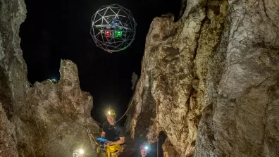 Drone piloté dans une grotte italienne Drone piloté dans une grotte italienne