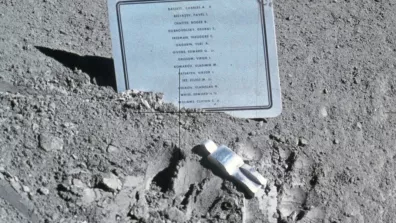 Plaque et sculpture Fallen Astronaut sur la Lune, Apollo 15 Plaque et sculpture Fallen Astronaut sur la Lune, Apollo 15