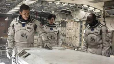 Scène du film Interstellar avec les astronautes à bord du vaisseau spatial Scène du film Interstellar avec les astronautes à bord du vaisseau spatial
