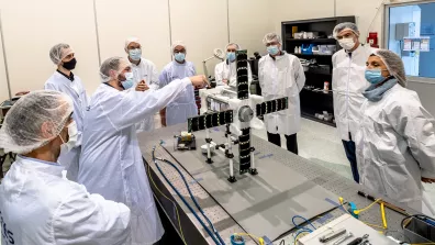 Présentation du nanosatellite NESS au CST Présentation du nanosatellite NESS au CST