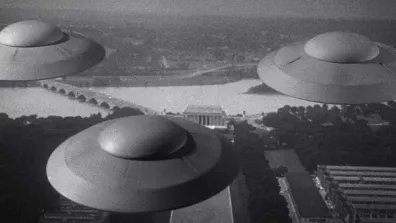 Soucoupes volantes survolant une ville Soucoupes volantes survolant une ville