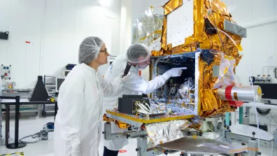 Le satellite MicroCarb en salle blanche au CST. Le satellite MicroCarb en salle blanche au CST.
