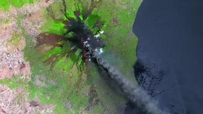 Vue satellite d’une éruption volcanique Vue satellite d’une éruption volcanique