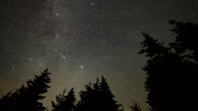 Un météore filant dans le ciel  Un météore filant dans le ciel