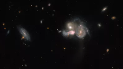 Trois galaxies prêtes à fusionner  Trois galaxies prêtes à fusionner