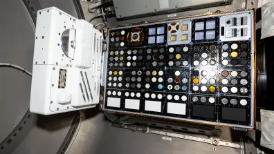 EMA assemblé à l'intérieur de l'ISS. EMA assemblé à l'intérieur de l'ISS.