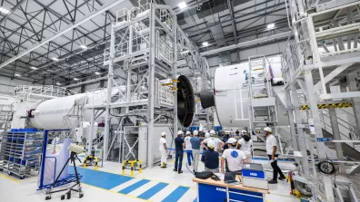 Assemblage des deux éléments du corps central d'Ariane 6. Assemblage des deux éléments du corps central d'Ariane 6.