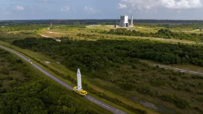 Transfert des boosters d'Ariane 6 vers la ZLA. Transfert des boosters d'Ariane 6 vers la ZLA.