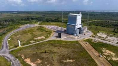 Vue par drone : transfert d'un booster de la deuxième Ariane 6 en ZLA. Vue par drone : transfert d'un booster de la deuxième Ariane 6 en ZLA.