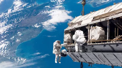 Photo réelle de deux astronautes pendant une sortie extravéhiculaire à l'extérieur de l'ISS Photo réelle de deux astronautes pendant une sortie extravéhiculaire à l'extérieur de l'ISS