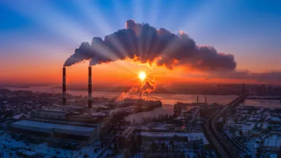 Émissions de gaz nocifs dans l’atmosphère au-dessus d'une ville, avant l’aube Émissions de gaz nocifs dans l’atmosphère au-dessus d'une ville, avant l’aube