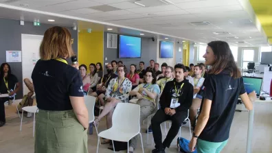 Groupe d'étudiants dans une salle dans le cadre de l'université d'été UNIVERSPACE Groupe d'étudiants dans une salle dans le cadre de l'université d'été UNIVERSPACE