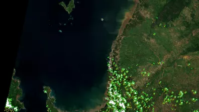 Exemple d'image Sentinel-2 exprimée en réflectance de surface pour les bandes rouge, verte, bleue, avec superposition du contour des nuages détectés (en vert) et des ombres détectées (en jaune)