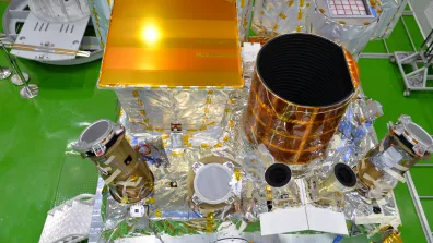 Les quatre instruments sont intégrés sur le satellite de SVOM. Le grand “carré orange” est le télescope ECLAIRs.  Les quatre instruments sont intégrés sur le satellite de SVOM. Le grand “carré orange” est le télescope ECLAIRs.