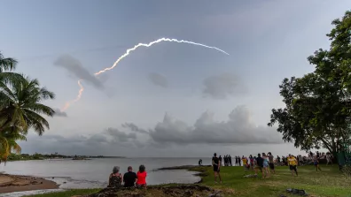 Décollage de Vega-C (VV26) depuis la plage Pim-Poum, en Guyane.