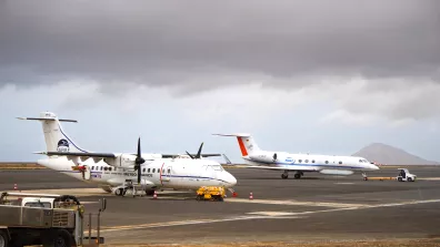 Les avions scientifiques français (à gauche) et allemand lors de la campagne de mesures au Cap-Vert, pour valider les données du satellite EarthCARE. Les avions scientifiques français (à gauche) et allemand lors de la campagne de mesures au Cap-Vert, pour valider les données du satellite EarthCARE.