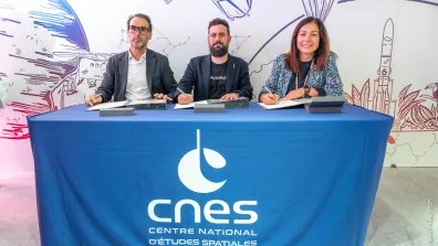 Signature d'un accord entre le CNES et PLD lors du Salon du Bourget Signature d'un accord entre le CNES et PLD lors du Salon du Bourget