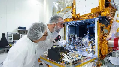 Satellite MicroCarb en salle blanche au CST.