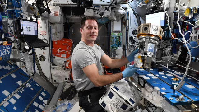 Thomas Pesquet dans la Station Spatiale Internationale Thomas Pesquet dans la Station Spatiale Internationale
