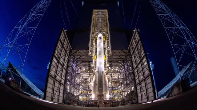 Lanceur Ariane 6 protégé par un portique sur la base du Centre spatial guyanais, de nuit Lanceur Ariane 6 protégé par un portique sur la base du Centre spatial guyanais, de nuit