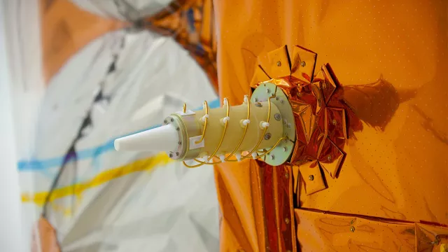 Gros plan sur l’antenne du récepteur bord DORIS Gros plan sur l’antenne du récepteur bord DORIS