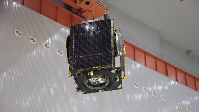 Photographie d'un satellite à propulsion électrique Photographie d'un satellite à propulsion électrique