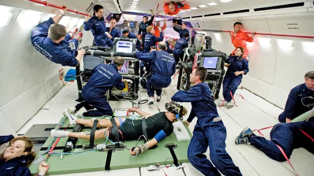 Des scientifiques effectuent des expériences lors d’une phase d’apesanteur, lors d’un vol zero G Des scientifiques effectuent des expériences lors d’une phase d’apesanteur, lors d’un vol zero G