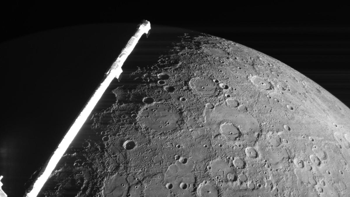 Pour se mettre en orbite autour de Mercure sans terminer sa course dans le Soleil, la sonde BepiCombo a prévu de ralentir sa vitesse en utilisant l’assistance gravitationnelle des planètes, survolant ainsi 1 fois la Terre, 2 fois Vénus et 6 fois Mercure. Cette image a été prise lors du 3e survol de Mercure.  Pour se mettre en orbite autour de Mercure sans terminer sa course dans le Soleil, la sonde BepiCombo a prévu de ralentir sa vitesse en utilisant l’assistance gravitationnelle des planètes, survolant ainsi 1 fois la Terre, 2 fois Vénus et 6 fois Mercure. Cette image a été prise lors du 3e survol de Mercure.