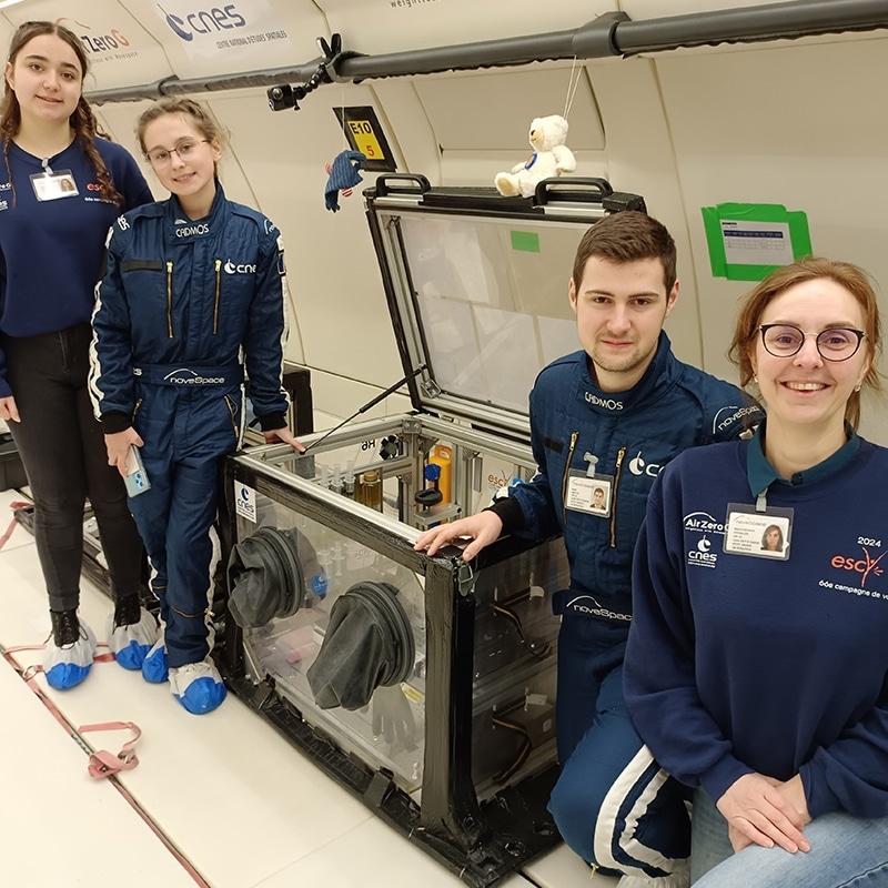 3 élèves et une professeure du Lycée ESCY Saint Gabriel d'Yssingeaux à bord de l'A310-0G en mars 2024 3 élèves et une professeure du Lycée ESCY Saint Gabriel d'Yssingeaux à bord de l'A310-0G en mars 2024