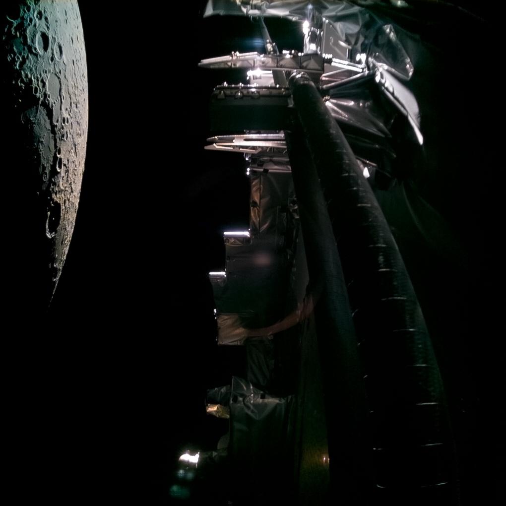 Image prise par la caméra JMC2 de JUICE le 19/08/2024 : on y voit la Lune à gauche et une partie de la sonde JUICE à droite Image prise par la caméra JMC2 de JUICE le 19/08/2024 : on y voit la Lune à gauche et une partie de la sonde JUICE à droite