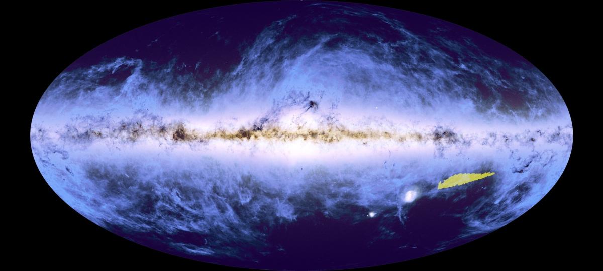 Cette vue de l'ensemble du ciel est une superposition de la carte stellaire de Gaia, issue du deuxième catalogue de données publié en 2018, et de la carte des poussières de Planck, datant de 2014. En jaune, L'emplacement et la taille réelle de la mosaïque sur le ciel austral. Cette vue de l'ensemble du ciel est une superposition de la carte stellaire de Gaia, issue du deuxième catalogue de données publié en 2018, et de la carte des poussières de Planck, datant de 2014. En jaune, L'emplacement et la taille réelle de la mosaïque sur le ciel austral.