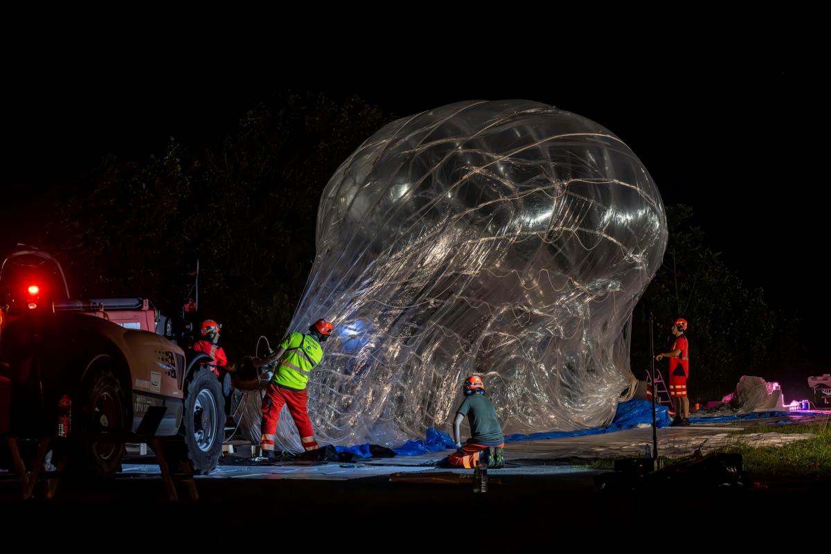 Gonflage à l’hélium de l’enveloppe interne du BalMan sur le site de lâcher « Colibri » au CSG. Gonflage à l’hélium de l’enveloppe interne du BalMan sur le site de lâcher « Colibri » au CSG.