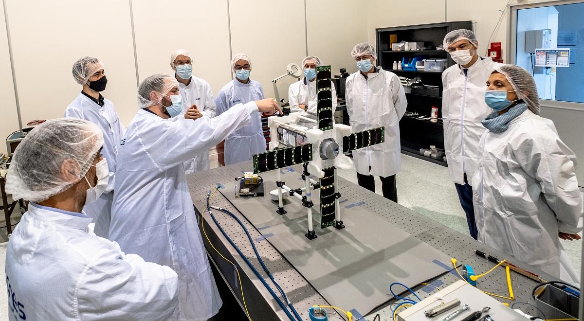 Présentation du nanosatellite NESS au CST Présentation du nanosatellite NESS au CST