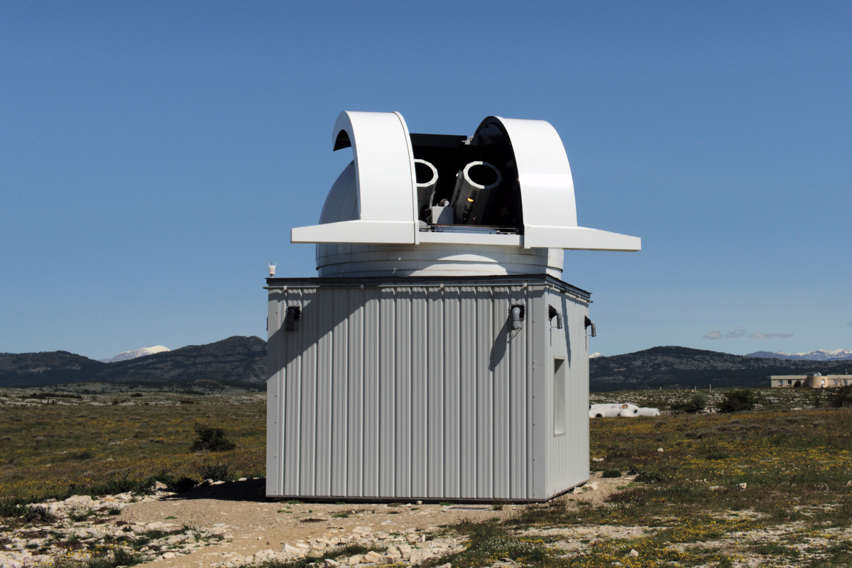 La station FrOGS sur le plateau de Calern, vue de l'extérieur. La station FrOGS sur le plateau de Calern, vue de l'extérieur.