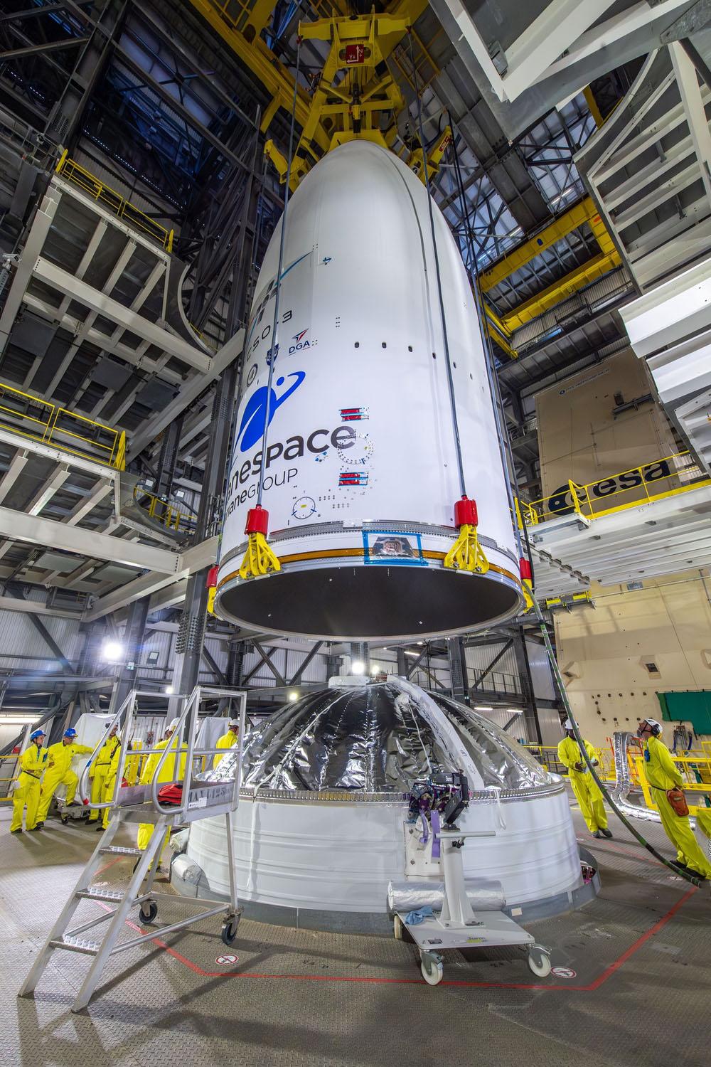 Pose de la coiffe sur le corps central de la deuxième Ariane 6. Pose de la coiffe sur le corps central de la deuxième Ariane 6.
