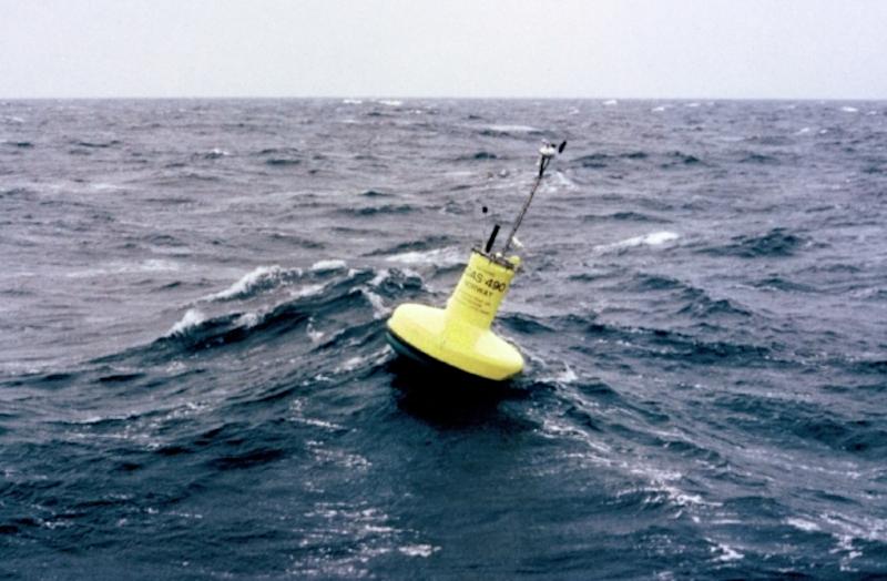 Bouée Argos flottant sur la mer Bouée Argos flottant sur la mer