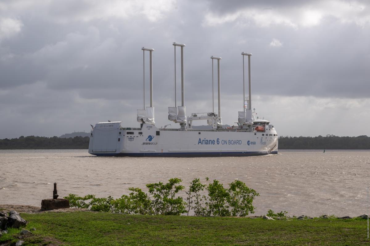 Arrivée du bateau Canopée au port de Pariacabo Arrivée du bateau Canopée au port de Pariacabo