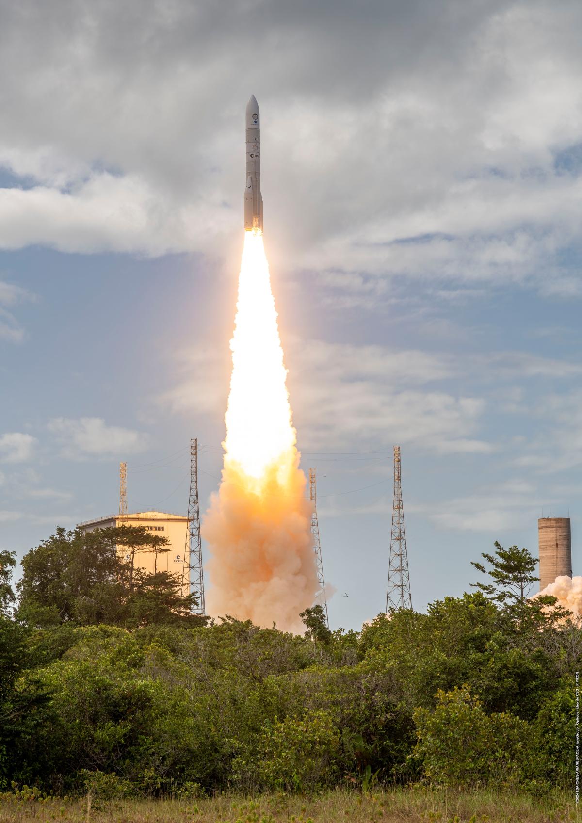 Le décollage du premier vol VA262 FM1 Ariane 6  Le décollage du premier vol VA262 FM1 Ariane 6