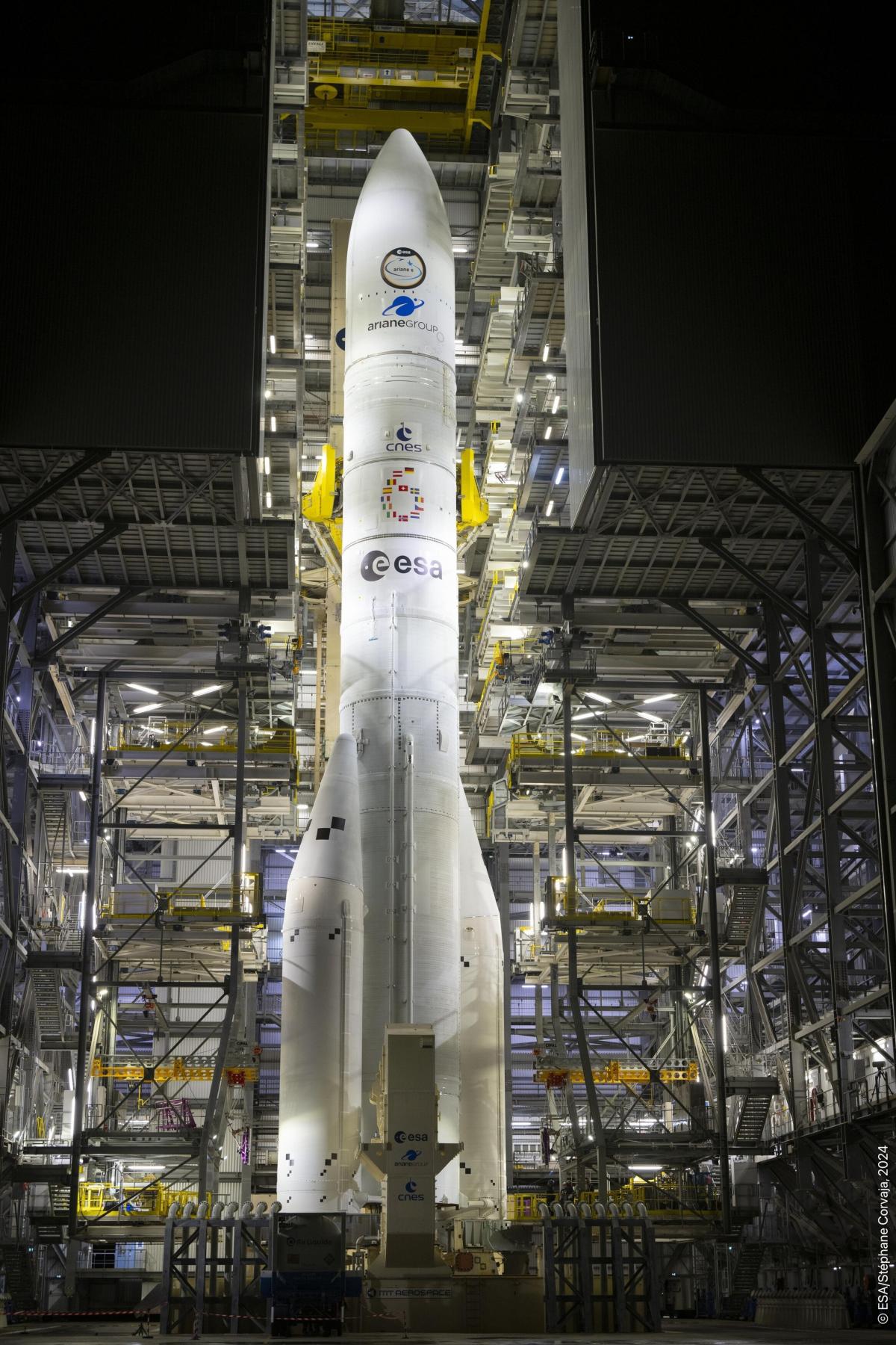 Ariane 6 FM1 VA262 dans son portique en zone de lancement Ariane 6 FM1 VA262 dans son portique en zone de lancement