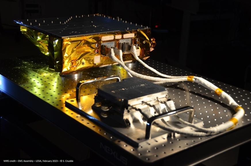 Boitier optique OBOX et le boitier électronique EBOX du modèle EM1 de l’instrument MIRS reliés Boitier optique OBOX et le boitier électronique EBOX du modèle EM1 de l’instrument MIRS reliés