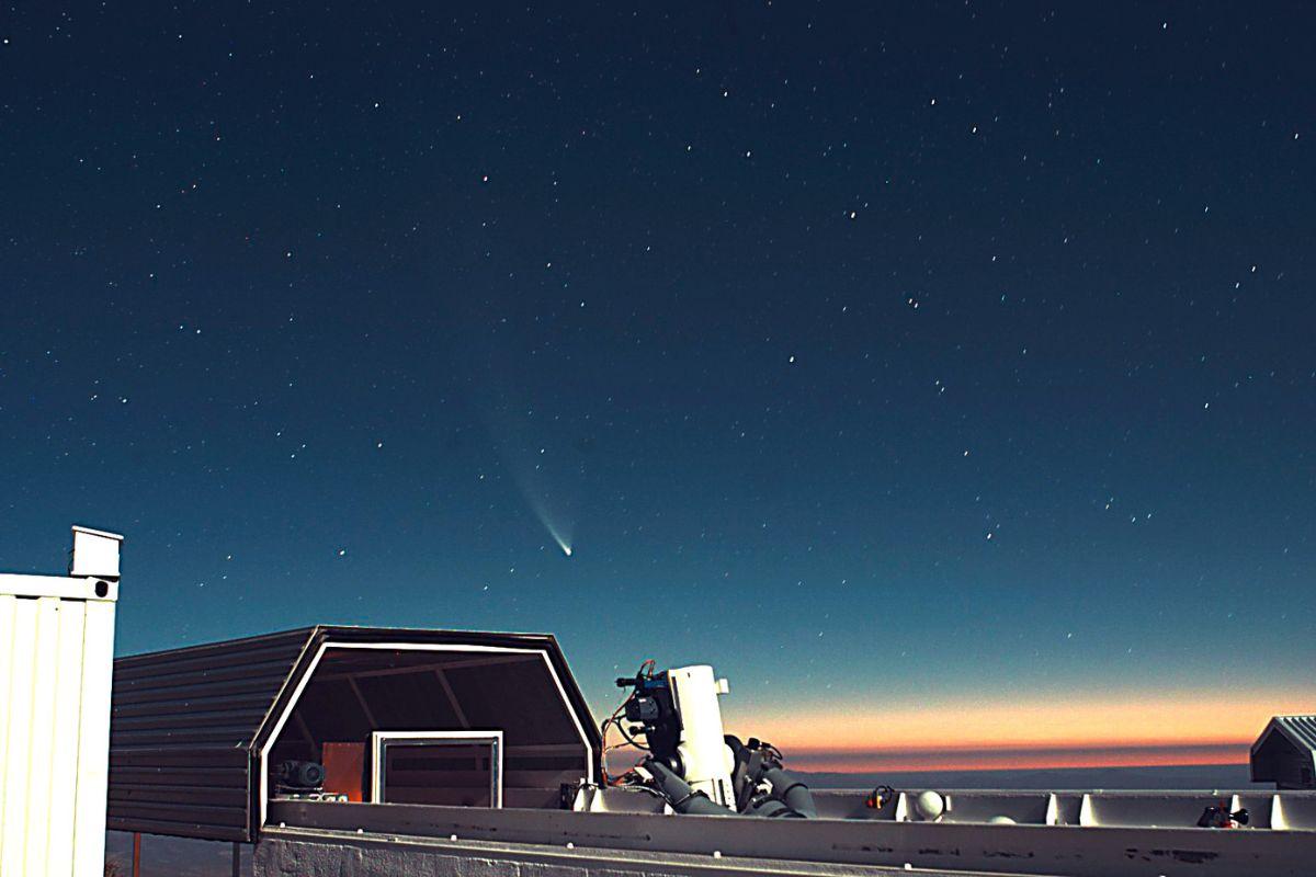 Un des télescope du réseau TAROT en action  Un des télescope du réseau TAROT en action