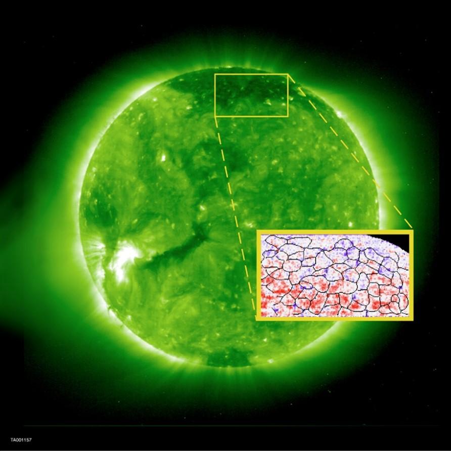 Zoom sur une région de la surface du Soleil montrant la carte des vitesses Doppler du gaz à la base de la couronne solaire, chauffé à des millions de degrés d’où le vent solaire est originaire. Images et données obtenues avec les instruments SUMER et EIT du. 