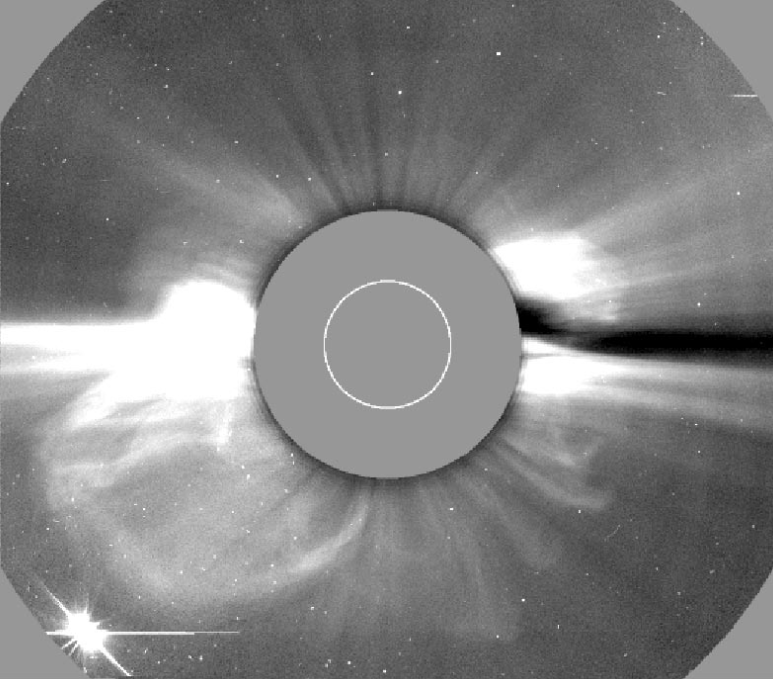 Ejection de masse coronale autour du disque solaire masqué.
