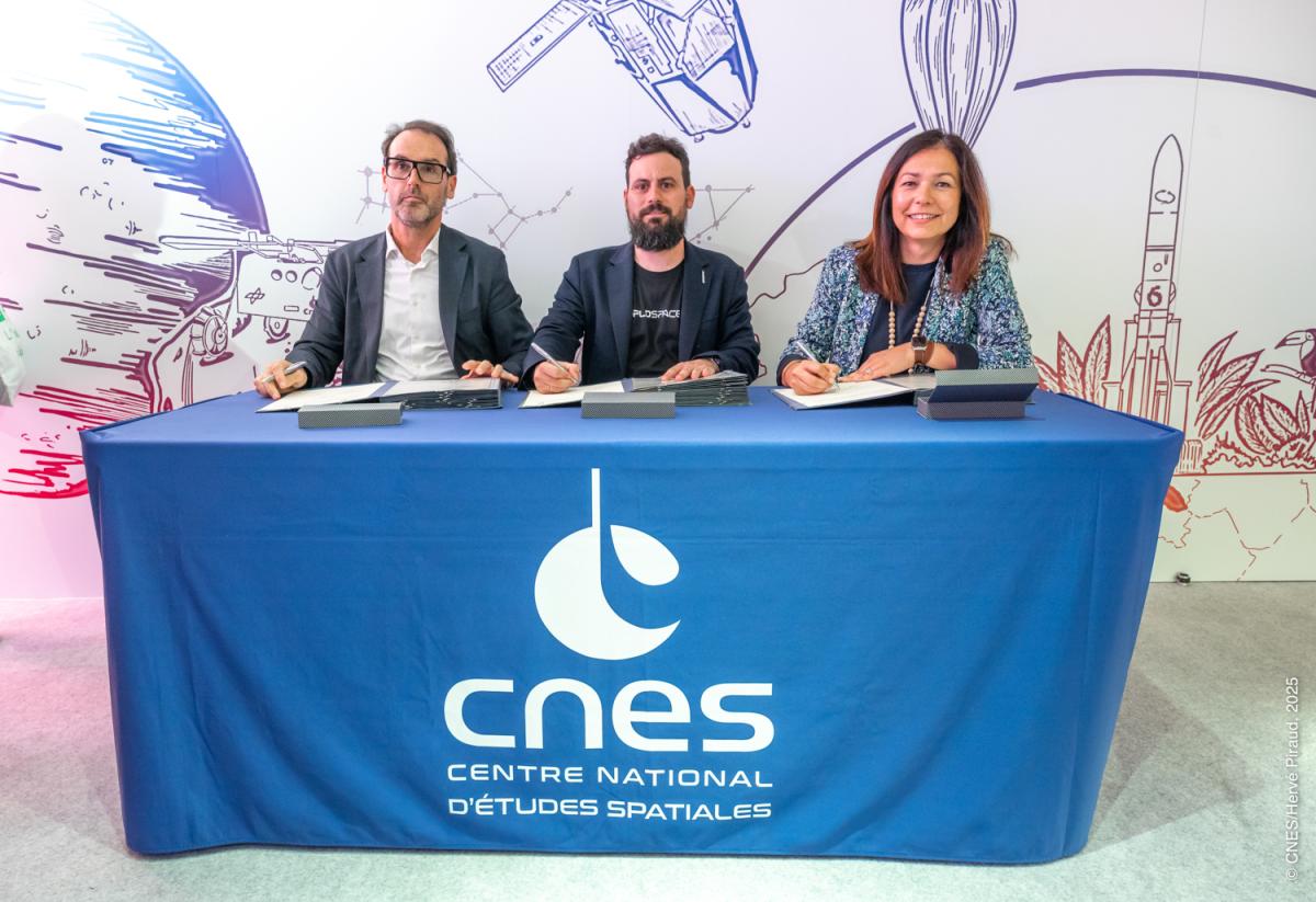 Signature d'un accord entre le CNES et PLD lors du Salon du Bourget Signature d'un accord entre le CNES et PLD lors du Salon du Bourget