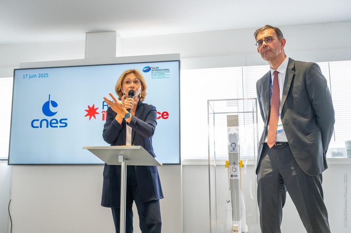 La présidente de la région Île-de-France Valérie Pécresse et le président du CNES François Jacq. La présidente de la région Île-de-France Valérie Pécresse et le président du CNES François Jacq.