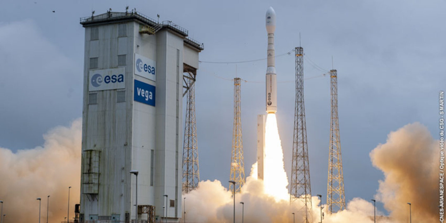 Lanceur Vega-C décollant de son site de lancement au Centre Spatial Guyanais à Kourou